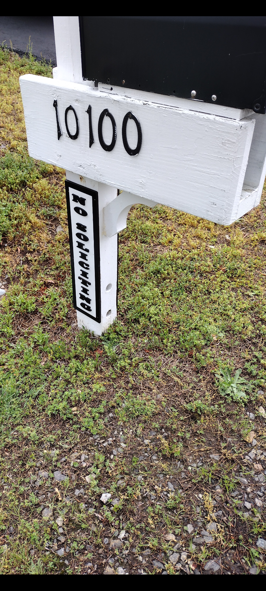 Mail post sign